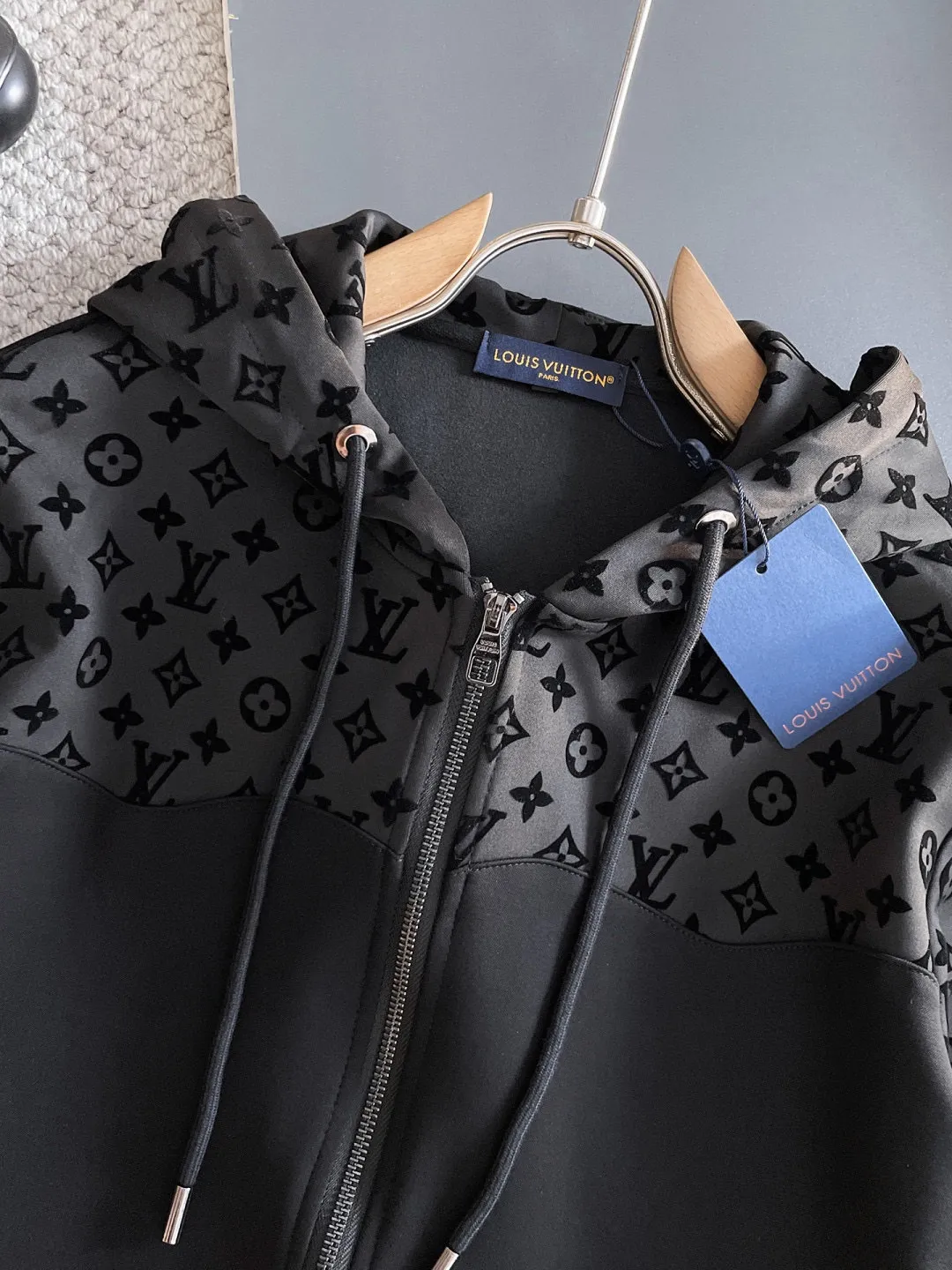🅿️720 [LV Louis Vuitton] hot-selling suit is coming. Focus on the original version of the official website. 2025 new hot-selling cardigan and sweatshirt suit. The original order is the best. 🇭🇰The meticulous work of top designers. It has a fitting and perfect upper body effect. All-natural high-quality Tencel Roman cotton 100%, close-fitting comfort, noble and elegant! Original hardware embodies elegance and nobility! Counter size: M-3XL (maximum wear up to 190 pounds)